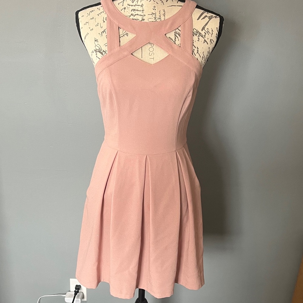 Elegant Dusty Rose Sleeveless Dress with cutouts, size small by Speechless